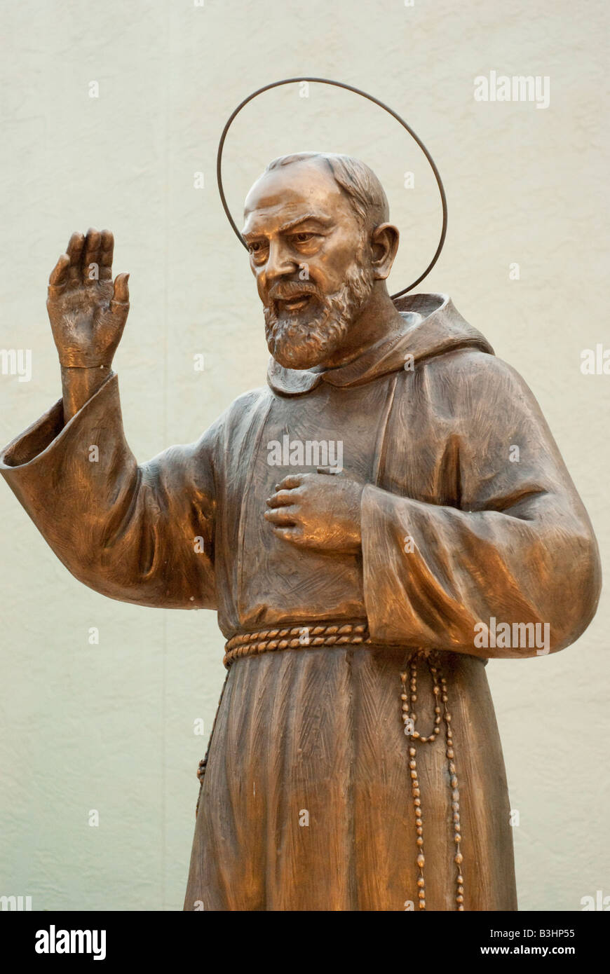 Statue von St. Padre Pio außerhalb einer katholischen Kirche in Sarasota, Florida Stockfoto