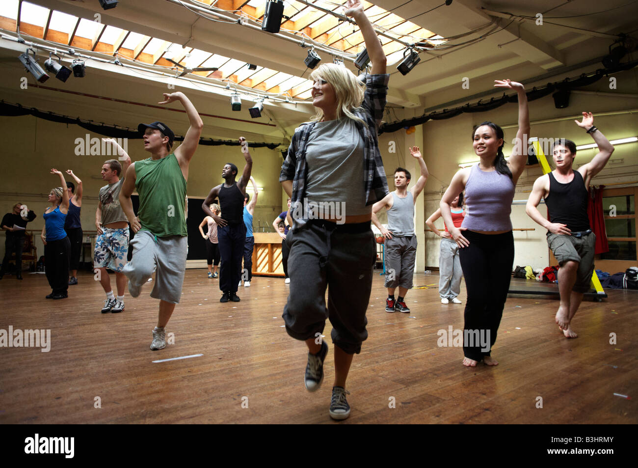 Darsteller von High School Musical Proben ihren Gesang und Tanz-Routinen im attischen Tanz, Fulham, London Stockfoto