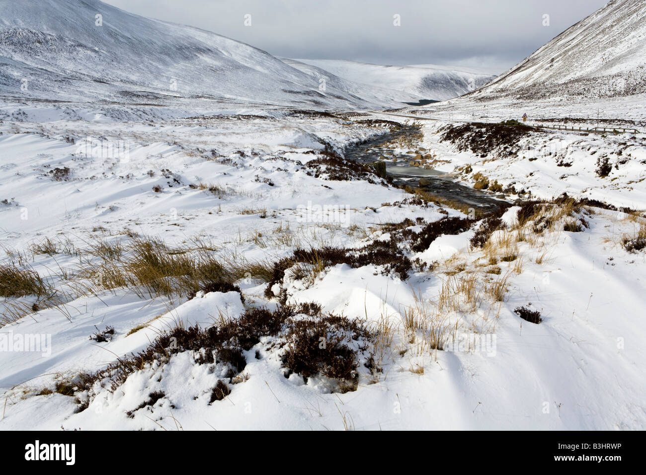 Schneewolken Absenken über Clunie Wasser in Glen Clunie, südlich von Braemar, Aberdeenshire, Schottland Stockfoto