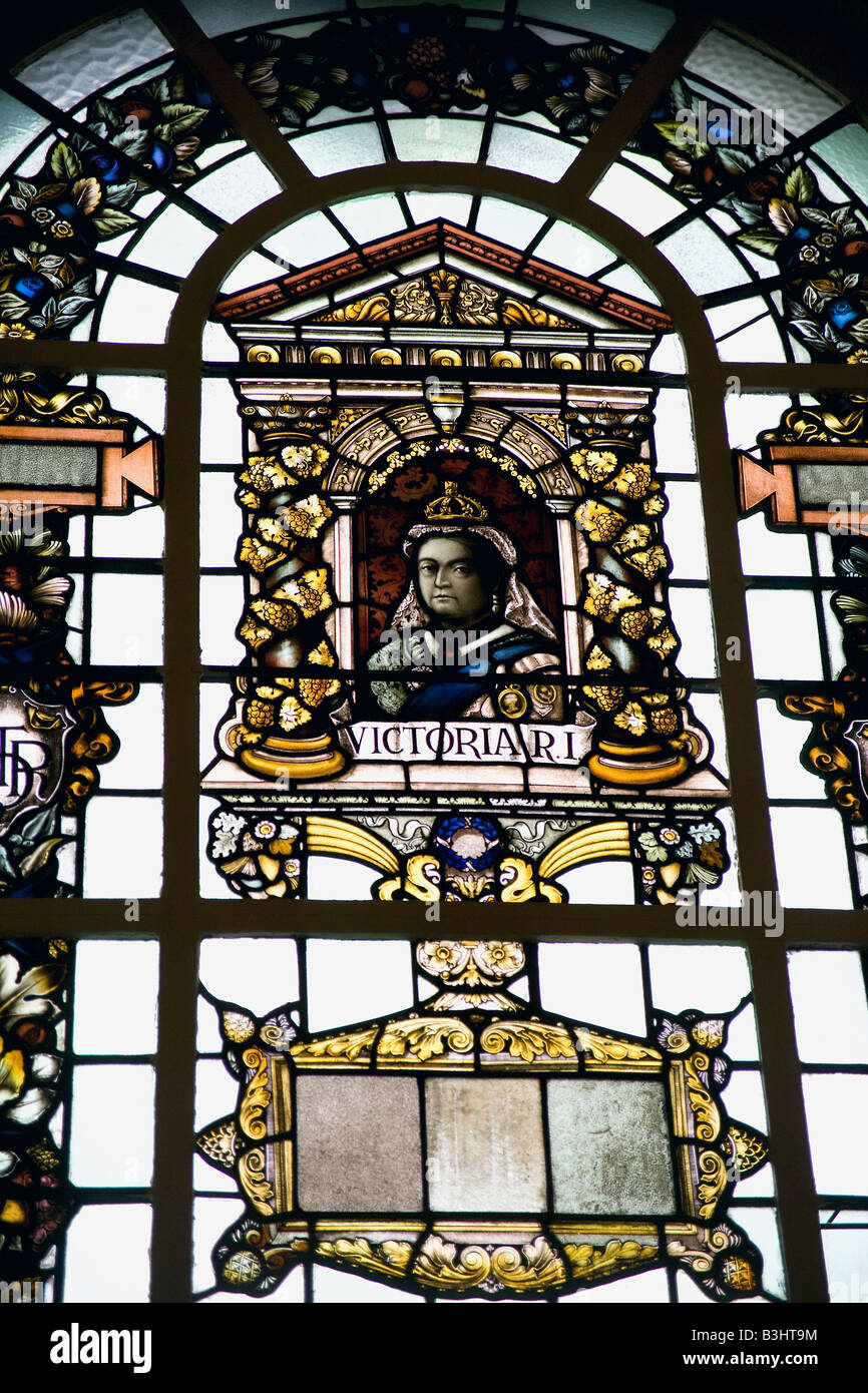 Glasfenster mit Königin Victoria befindet sich in der Belfast City Hall. Stockfoto