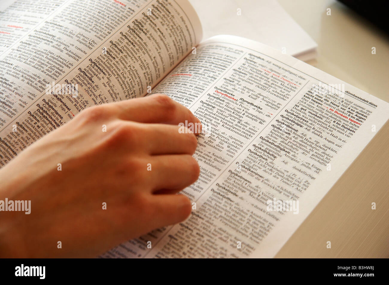 Neue deutsche Rechtschreibung, einen Blick in das Wörterbuch Stockfoto