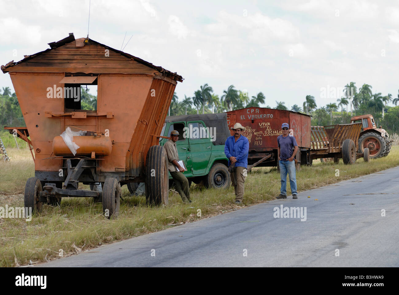 Ernte Arbeiter stehen in der Nähe von Fahrzeugen für Zuckerrohr Ernten Ciego de Avila Provinz Kuba April 2007 Stockfoto