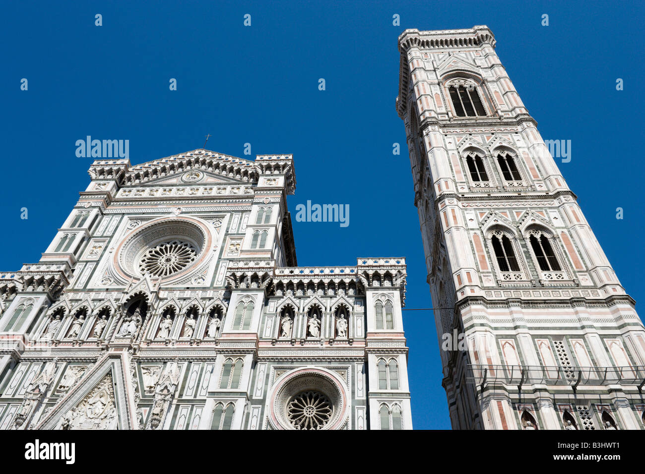 Fassade der Basilica di Santa Maria del Fiore (Duomo) & Giottos Campanile, Piazza San Giovanni, Florenz, Italien Stockfoto