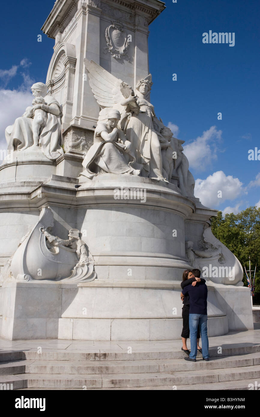 Touristen küssen und Umarmung unter Klasse 1 aufgeführten Victoria Memorial Skulptur gegenüber Buckingham Palace Stockfoto