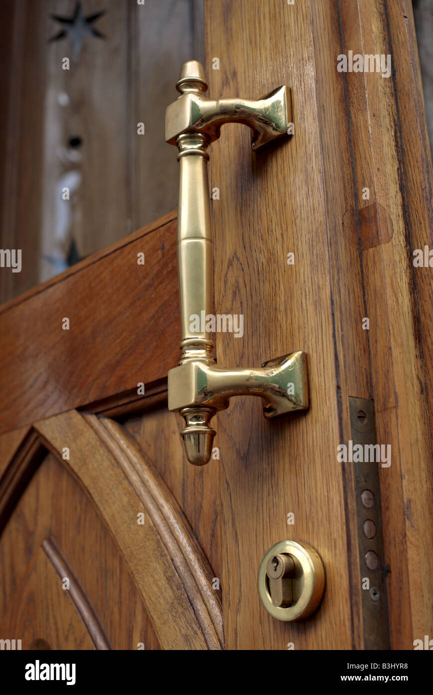 Rieb Messinggriff einer alten Holz Tür hautnah. Stockfoto