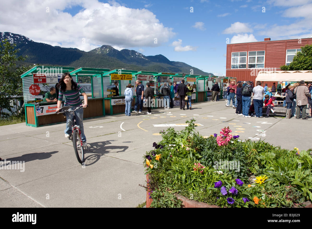 Stände / Kabinen wo Tagesausflüge für Touristen auf dem Platz verkauft werden in der Nähe von Mt Roberts Straßenbahn, Juneau, Alaska Stockfoto