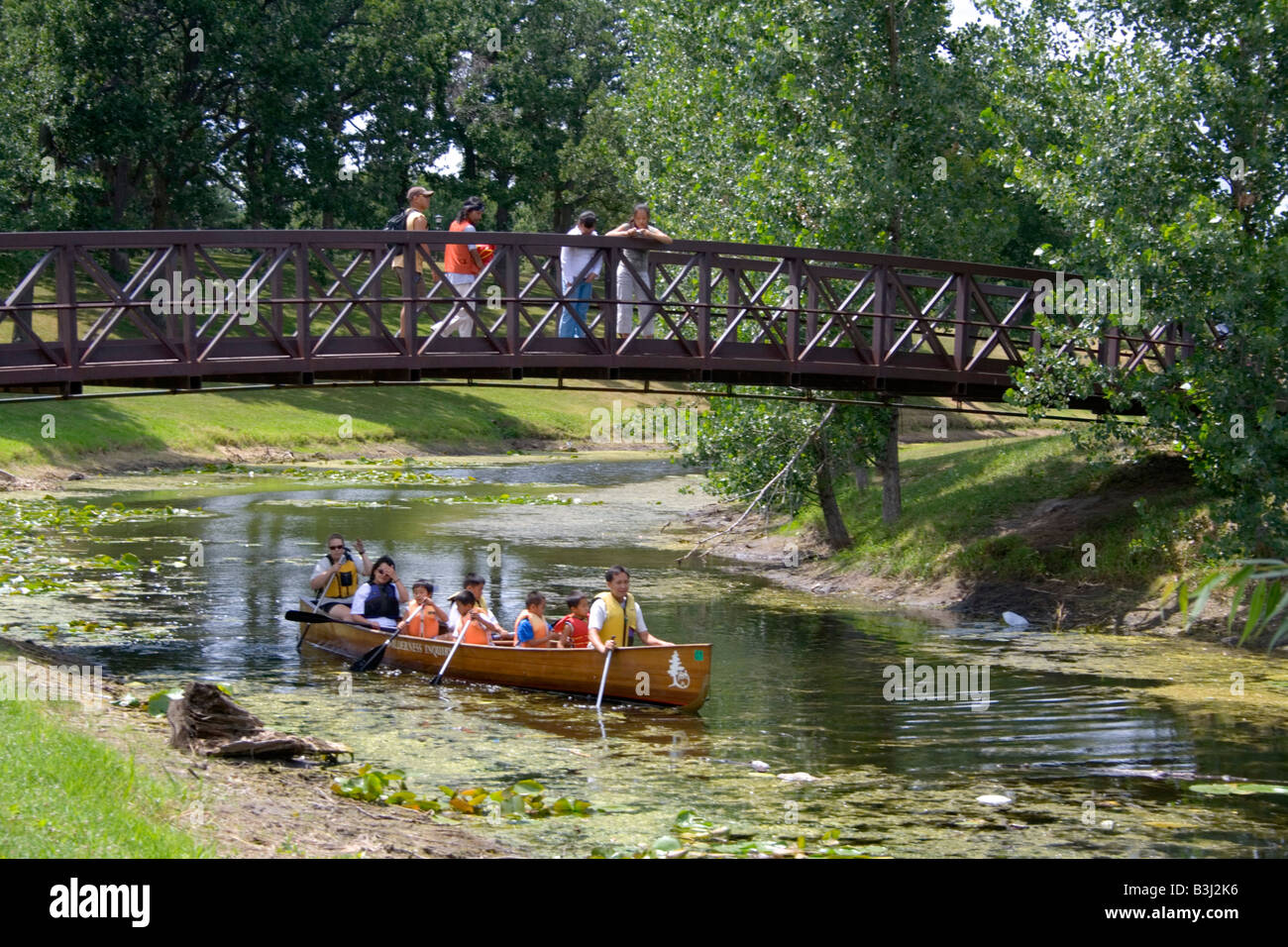 Asiatisch-amerikanische Kanu fahren auf Phalen Creek unter der Leitung von Wildnis-Anfrage. Drachen-Festival Lake Phalen Park St. Paul Minnesota USA Stockfoto