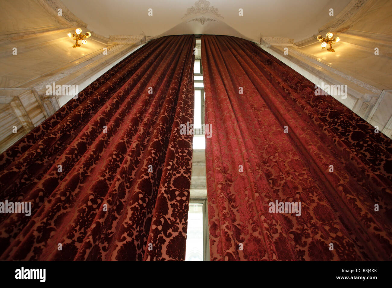 riesige rote satin Vorhänge in luxuriösen Palast in Bukarest Stockfoto