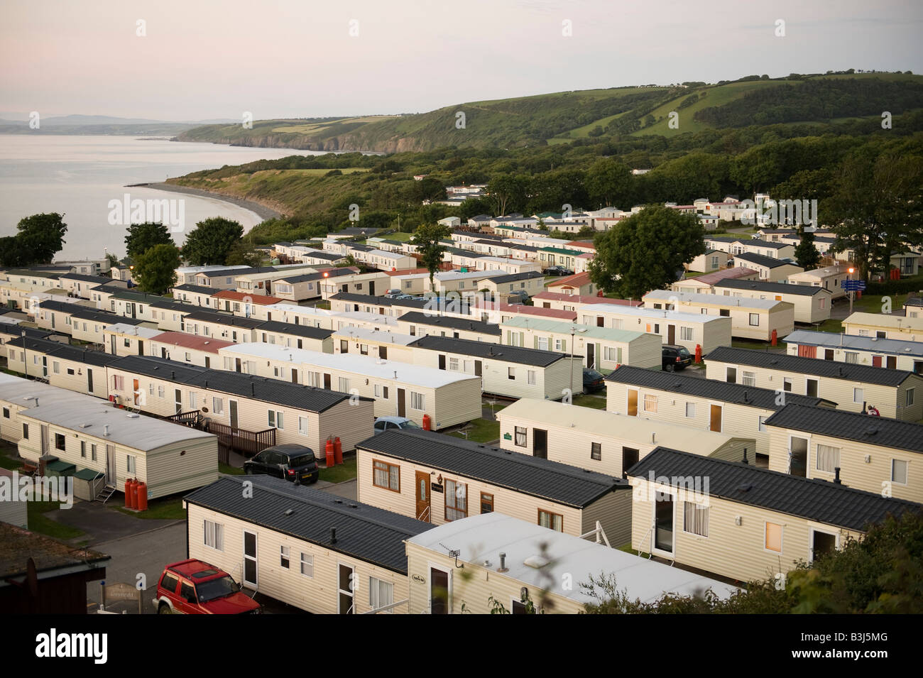 Wohnmobilstellplatz an der walisischen Küste (Cardigan Bay) in der Nähe von New Quay am Abend Stockfoto
