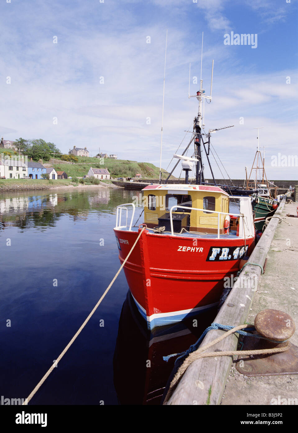 Dh Helmsdale Hafen HELMSDALE SUTHERLAND Rot geschält Fischerboot am Kai Nordküste 500 Schottland Stockfoto