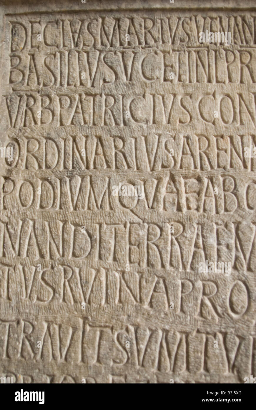 Lateinische Inschrift auf dem Stein im Inneren der römischen Kolosseum Rom Italien Stockfoto