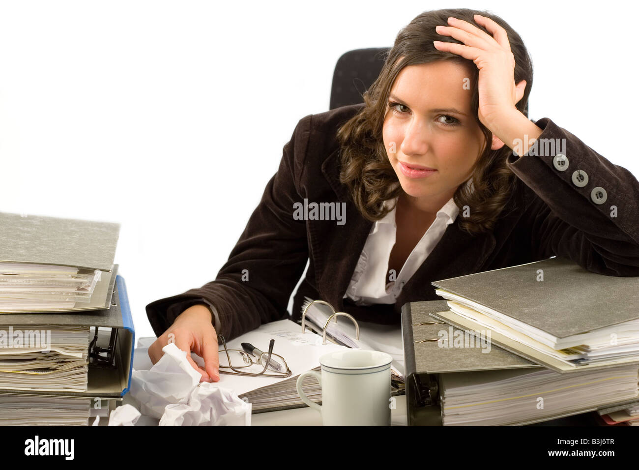 Junge Sekretärin Blick auf einem Desktop mit Akten und Papiere Stockfoto