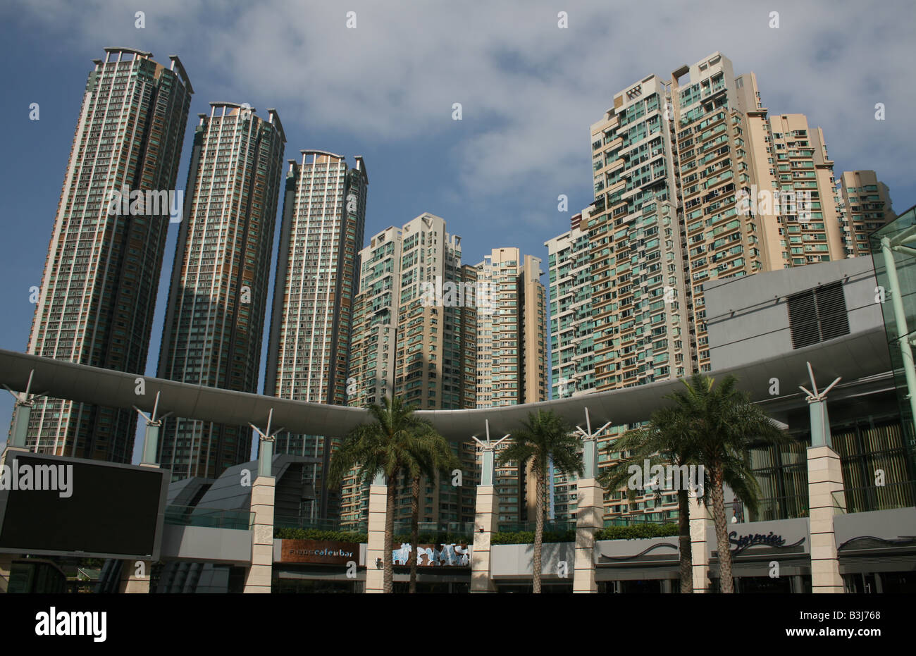 Sorrent und Waterfront Eigentumswohnungen mit Elementen Einkaufszentrum Teil des Union Square Komplex Kowloon Hong Kong April 2008 Stockfoto