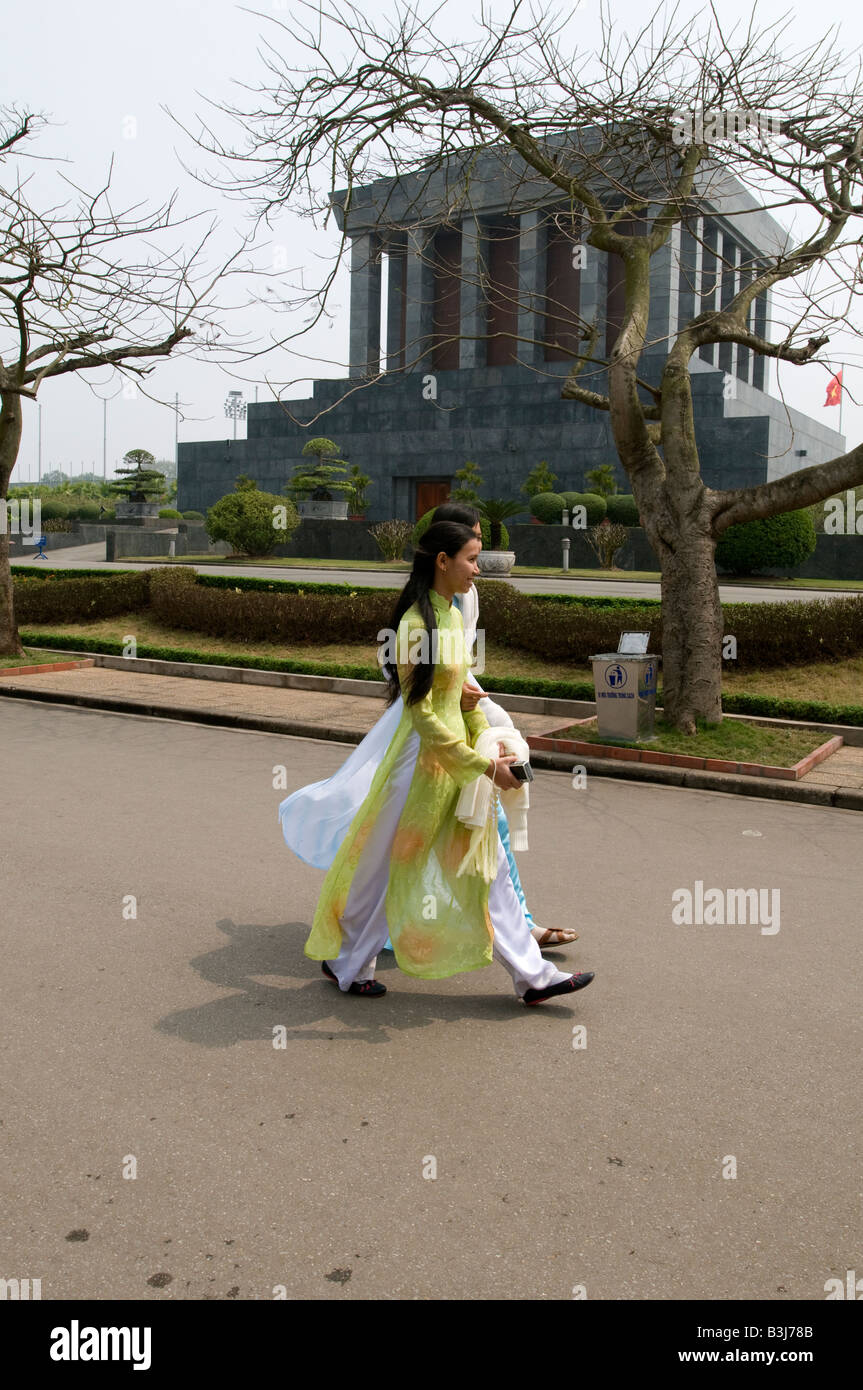 Zwei vietnamesische Mädchen tragen die traditionelle Ao Dai