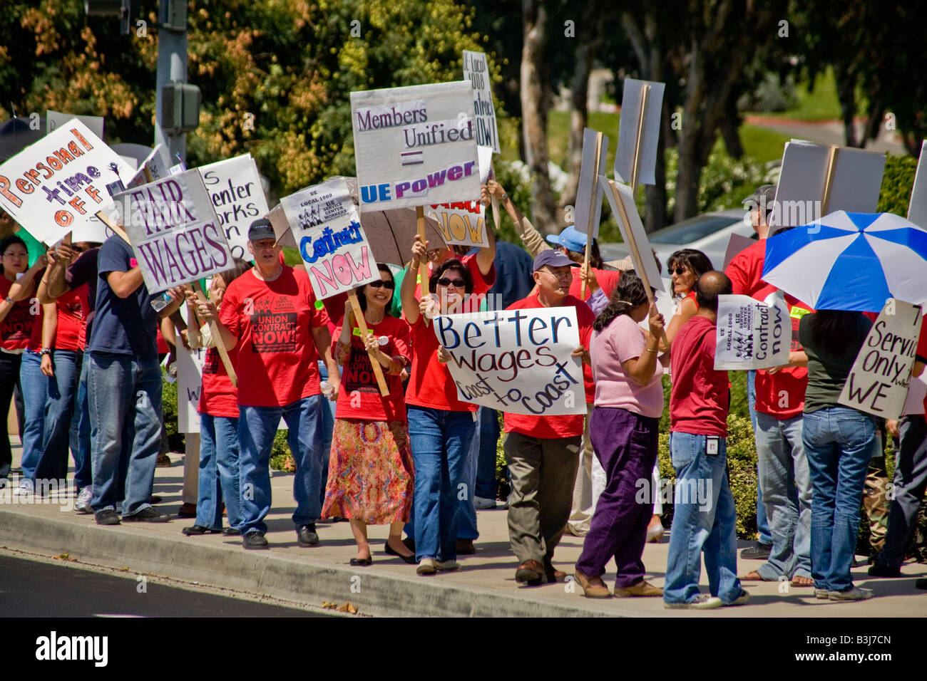 Union Mitarbeiter von U S Regierung Fremdfirmen Streikposten für bessere Löhne und Arbeitsbedingungen außerhalb eines Gebäudes, Bundesamt Stockfoto