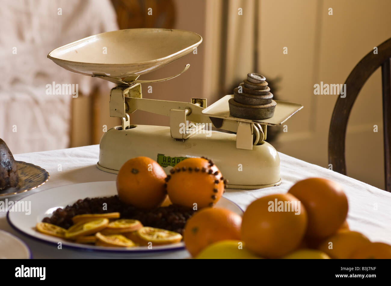 Alte Waage mit Orangen in einer viktorianischen Küche Stockfoto