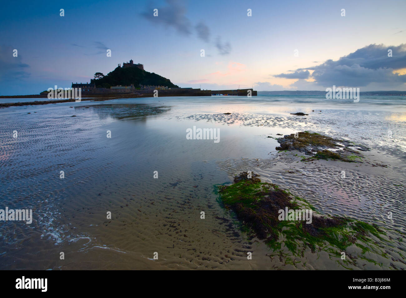 Der Strand von Marazion Cornwall UK mit St. Michael s Mount im Hintergrund Stockfoto