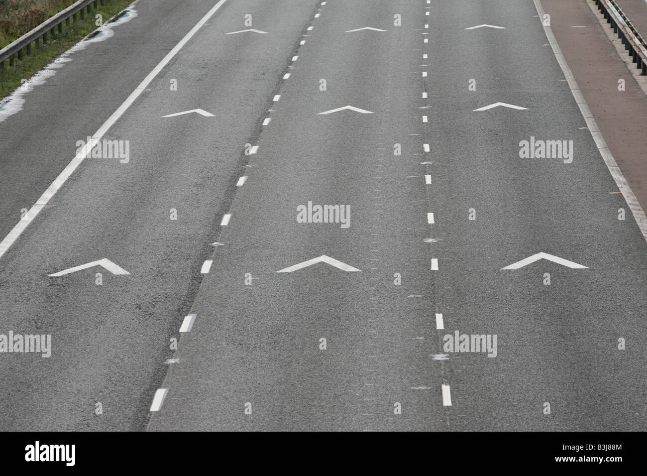 Halten Sie Abstand 2 Sparren Autobahn Straßenmarkierungen auf M56, Cheshire, UK Stockfoto