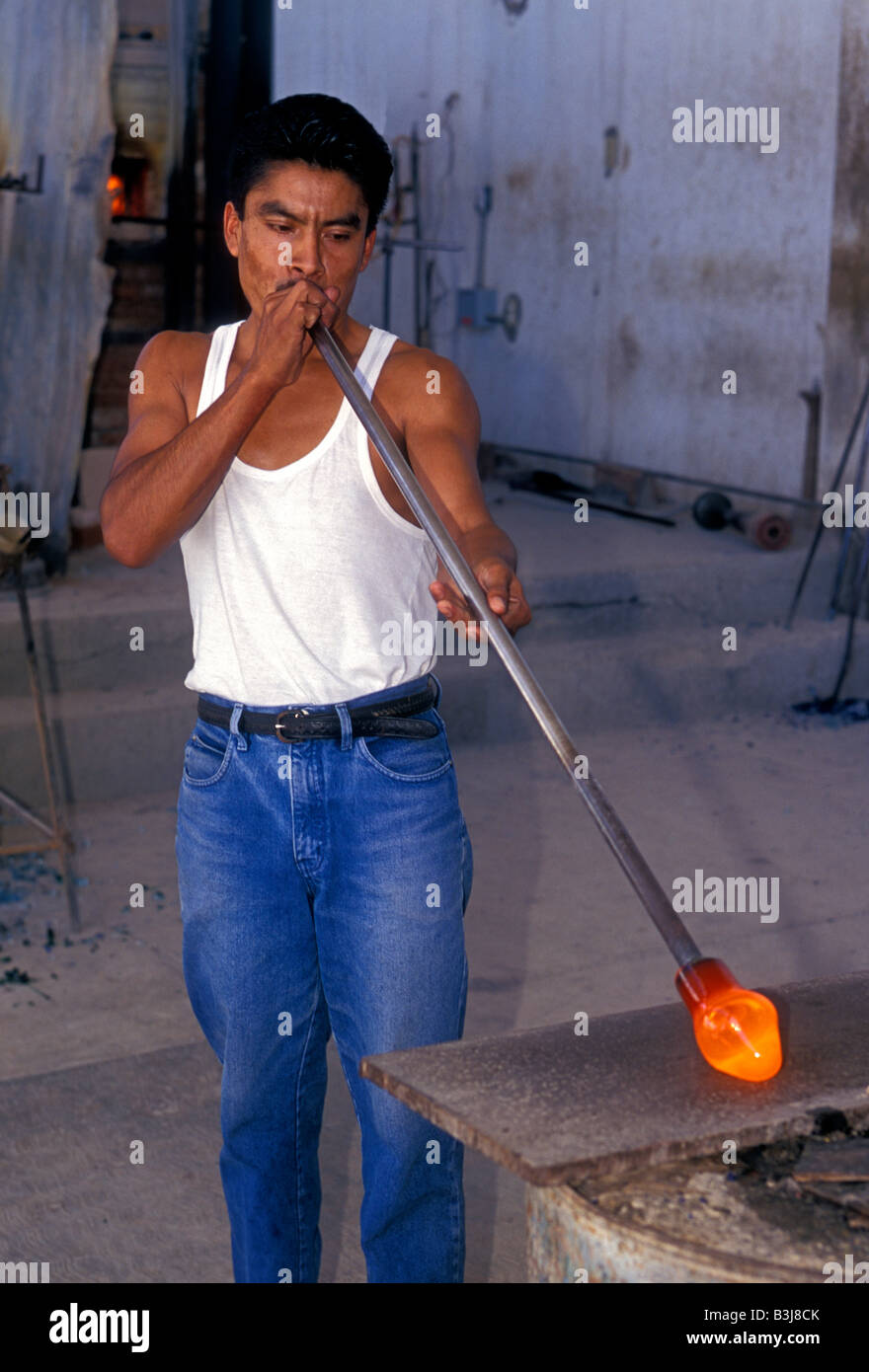 1, 1, mexikanische Mann, erwachsenen Mann, Blasen Glas, Glasbläser, Glasfabrik, Cabo San Lucas, Baja California Sur, Mexiko Stockfoto
