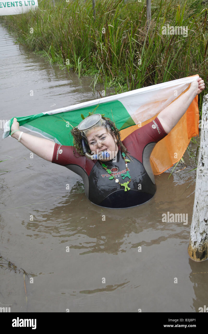 Julia Galvin irischen Bogsnorkelling Champion bei Llanwrtyd Wells Wettbewerb 2008 Stockfoto