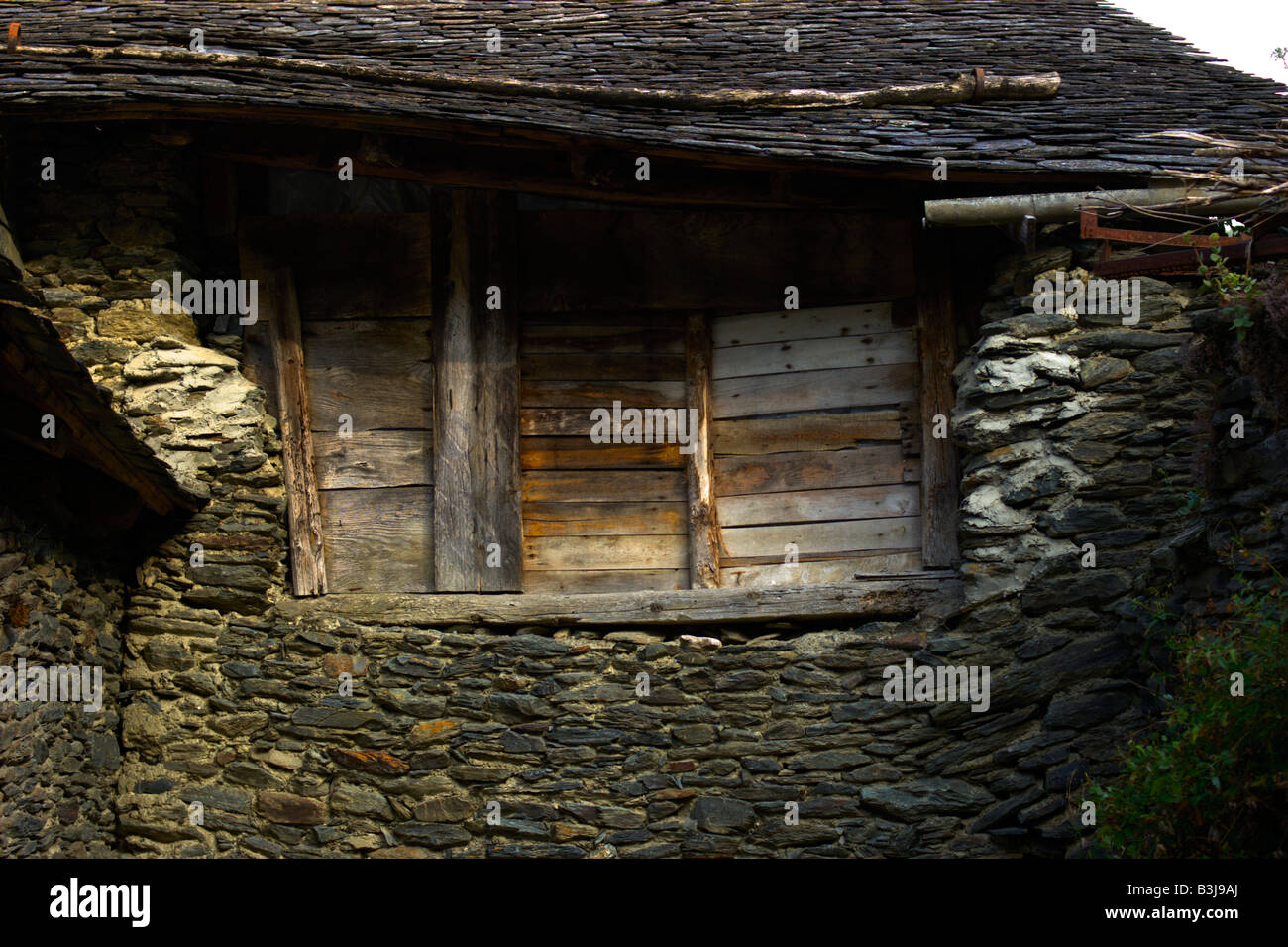 Traditionelles Pyrenäen-Dorf Gebäude mit Schieferdach und Wände. Ribera de Cardós, Pallars Sobirà, Katalonien (Spanien) Stockfoto