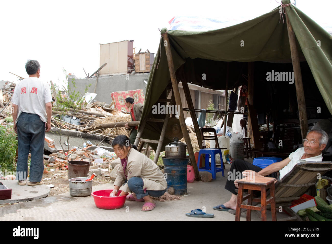 Familie in behelfsmäßigen Zelt außerhalb der eigenen Wohnung zerstört durch das Erdbeben vom 12 Mai 2008 in Sichuan, China Stockfoto
