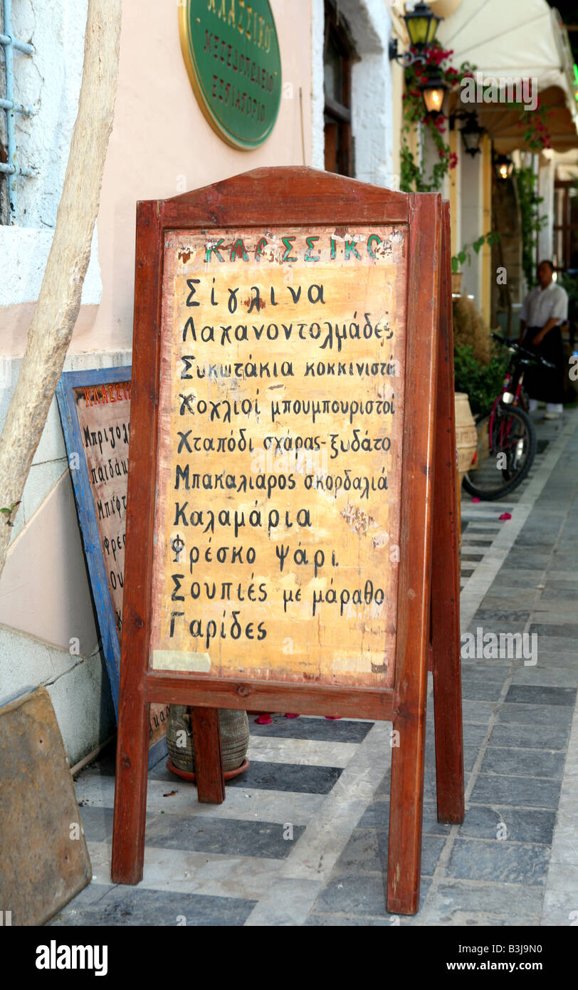 Die griechische Sprache Zeichen außerhalb einer Taverne direkt am Meer in Rethymnon Kreta Stockfoto