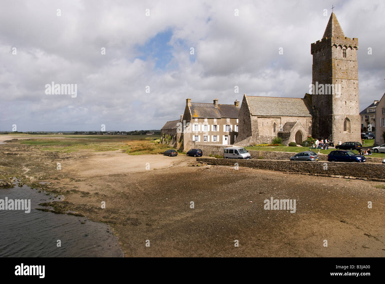 Portbail, Normandie, Frankreich. Die im Jahre 1026 begonnene, mittelalterliche Kirche Notre Dame Stockfoto