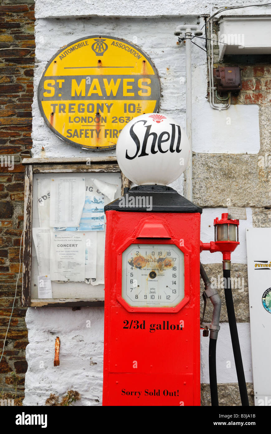 Vintage Shell-Zapfsäule auf alte Garage vor, Cornwall Stockfoto