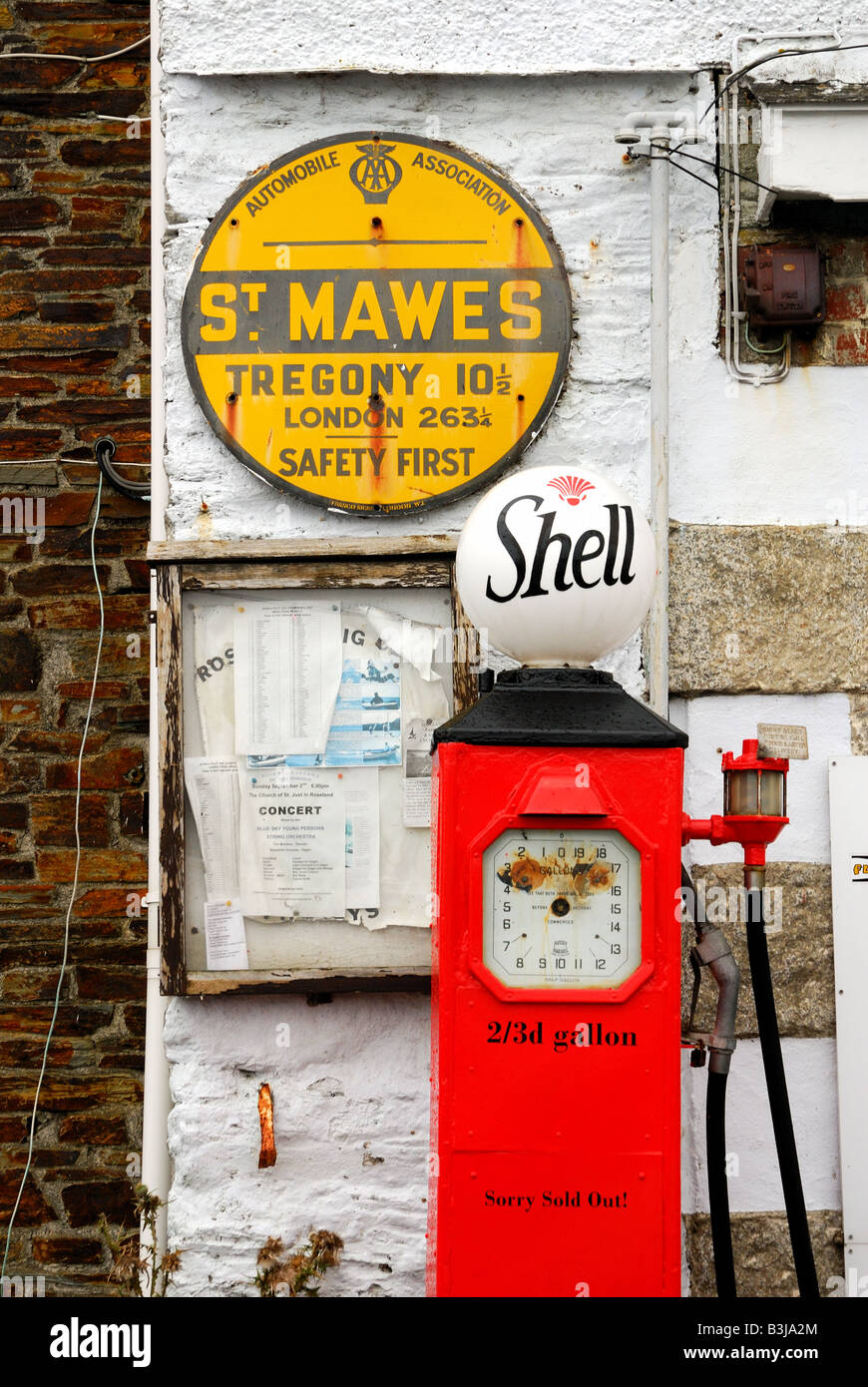Alte Garage mit Vintage Shell Zapfsäulen und AA Kilometerstand Zeichen, Cornwall Stockfoto