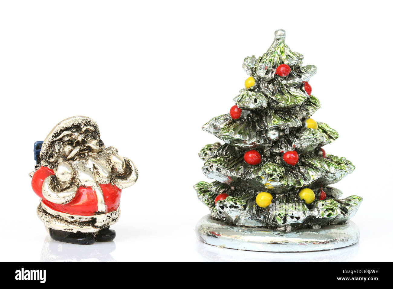Weihnachten Symbole Silberstatuen von Santa und Baum isoliert Stockfoto