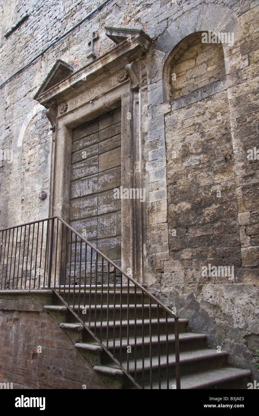 Todstone Tür, Haupteingang, Eingangstür, Haustür Hauseingang nach Hause, Weg, Kirche Todi Umbrien Italien Stockfoto