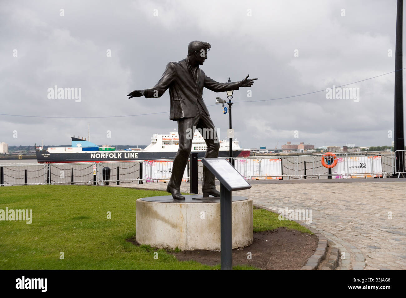 Statue von Billy Fury der Rock'n'Roll-Star der 60er Jahre durch das Albert Dock mit Blick auf den Fluss Mersey, Liverpool, England Stockfoto