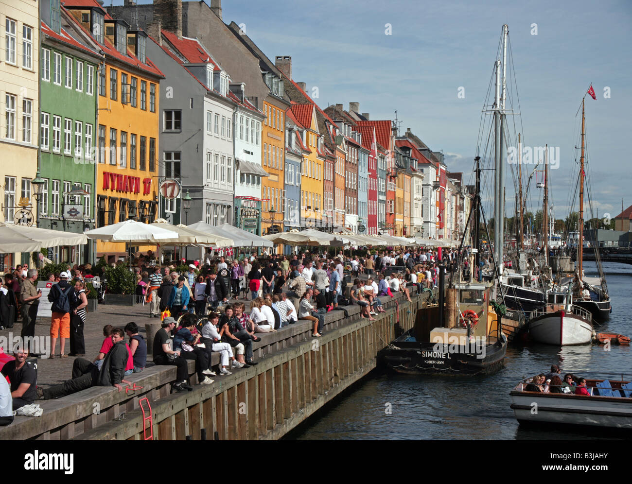 Menschenmassen auf dem Kai am Nyhavn Kopenhagen Dänemark Stockfoto
