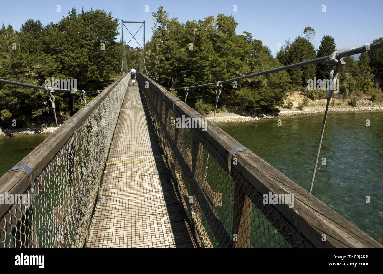 Fußgängerbrücke über den Waiau River bei Rainbrow zu erreichen, nur flussabwärts von Lake Te Anau, Fiordland, Neuseeland. Stockfoto