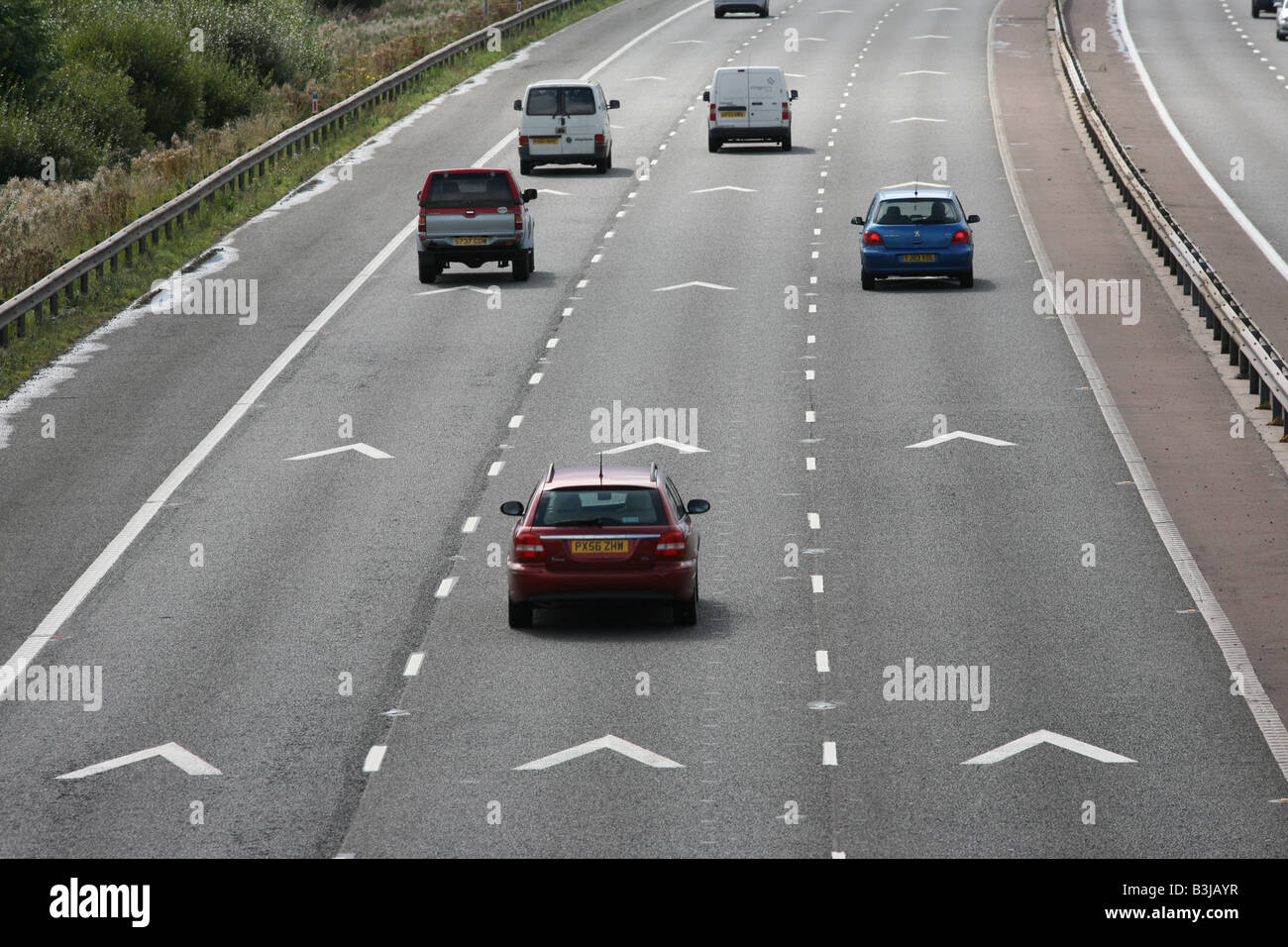 Halten Sie Abstand 2 Sparren Autobahn Fahrbahnmarkierungen und Verkehr auf M56, Cheshire, UK Stockfoto