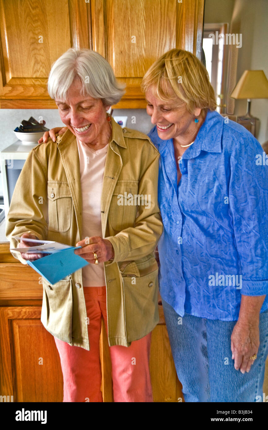 Applying Gönnern an einen 50 Jahre alten Frau s Geburtstag Party durchlesen ihrer Hostessen Geburtstagskarten MODEL-RELEASE Stockfoto