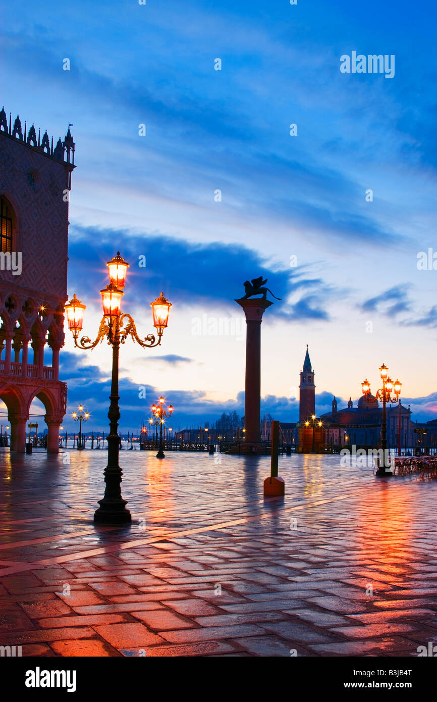 St. Marks Platz Venedig Italien in der Dämmerung Stockfoto