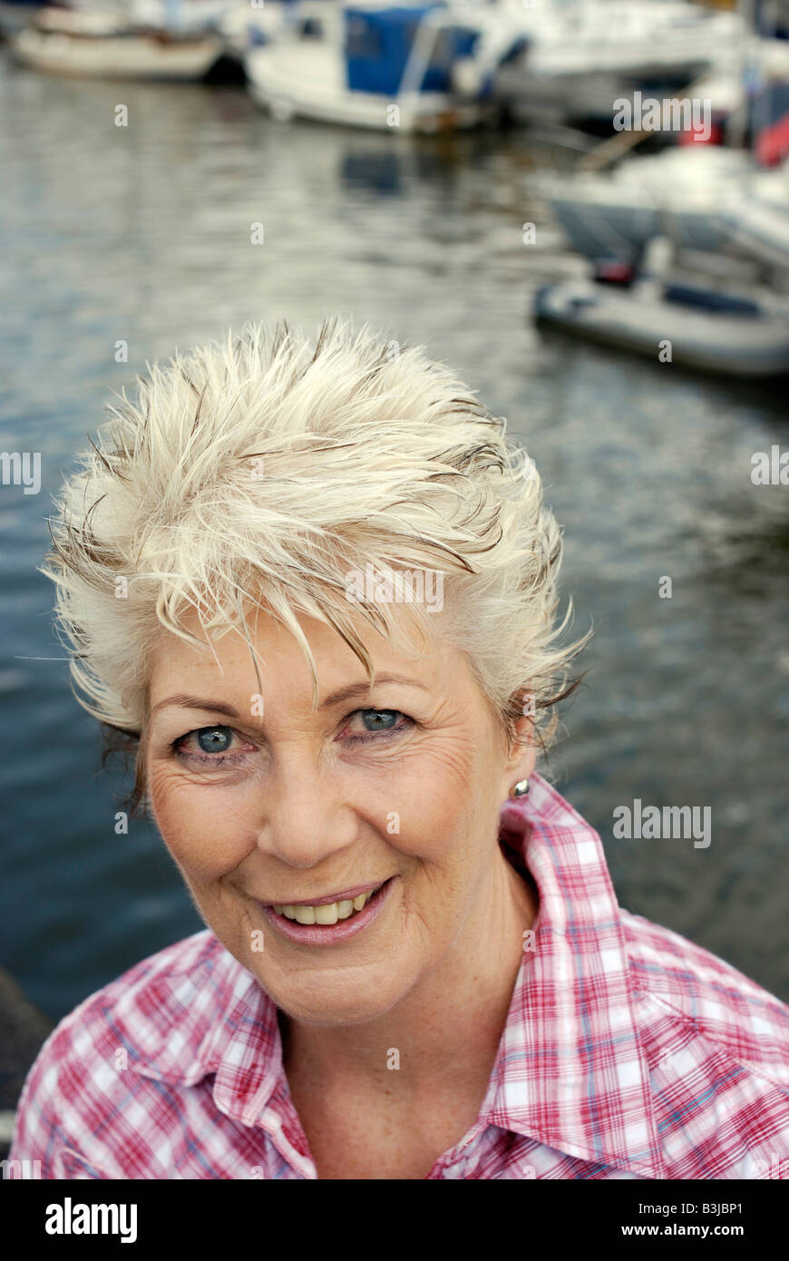 Attraktive Reife Frau, die einen angenehmen Ruhestand erfolgreich Lebensstil genießen Stockfoto