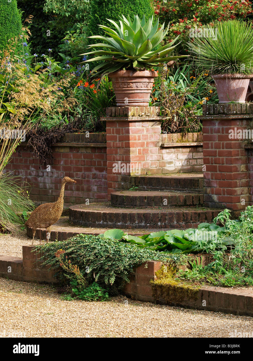 Schritte und Abstieg in den versunkenen Garten East ruston Old Vicarage garden Norfolk Stockfoto