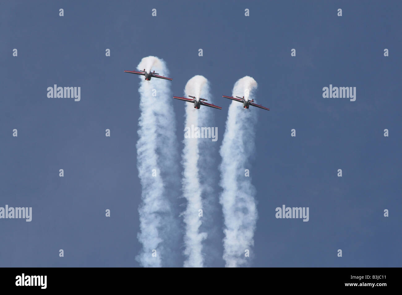 drei Flugzeuge looping in Formation mit Rauch Wege gegen blauen Himmel. Platz für Text. Stockfoto