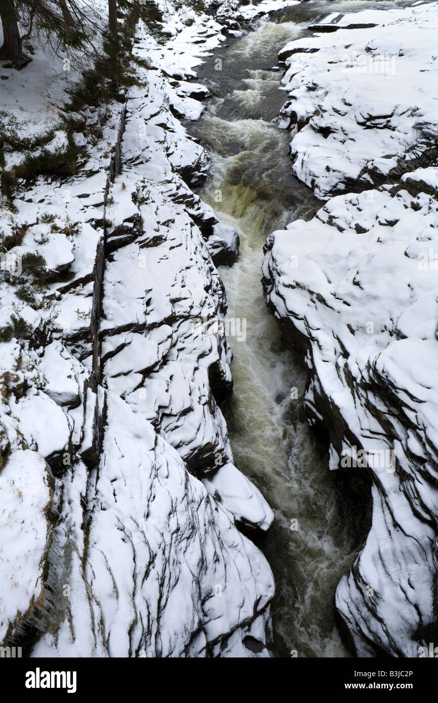 Die Dee-Fluss fließt durch die felsige Schlucht von Linn Dee im Winterschnee, westlich von Braemar, Aberdeenshire, Schottland Stockfoto