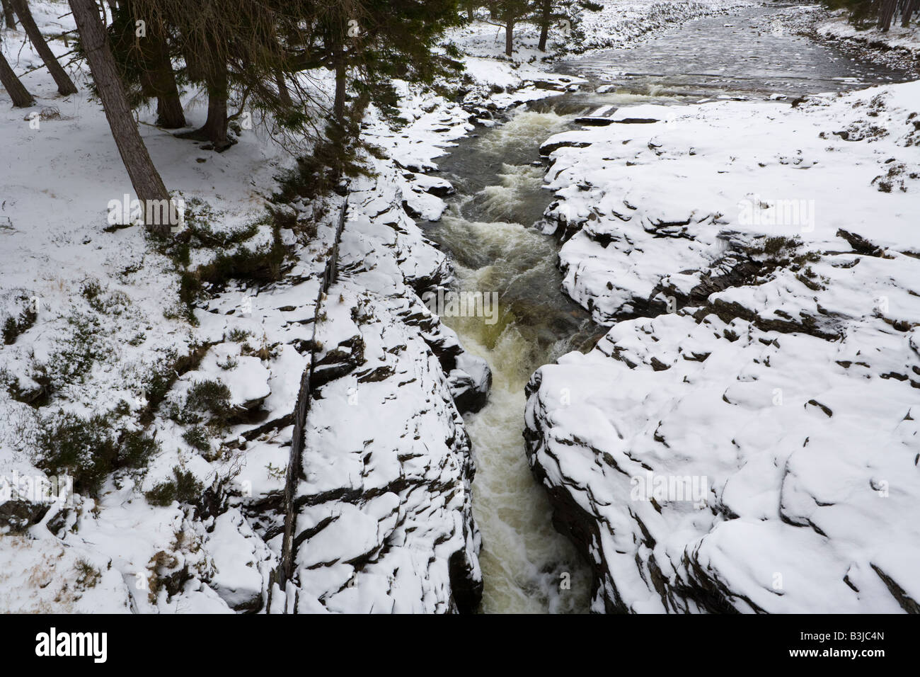 Die Dee-Fluss fließt durch die felsige Schlucht von Linn Dee im Winterschnee, westlich von Braemar, Aberdeenshire, Schottland Stockfoto