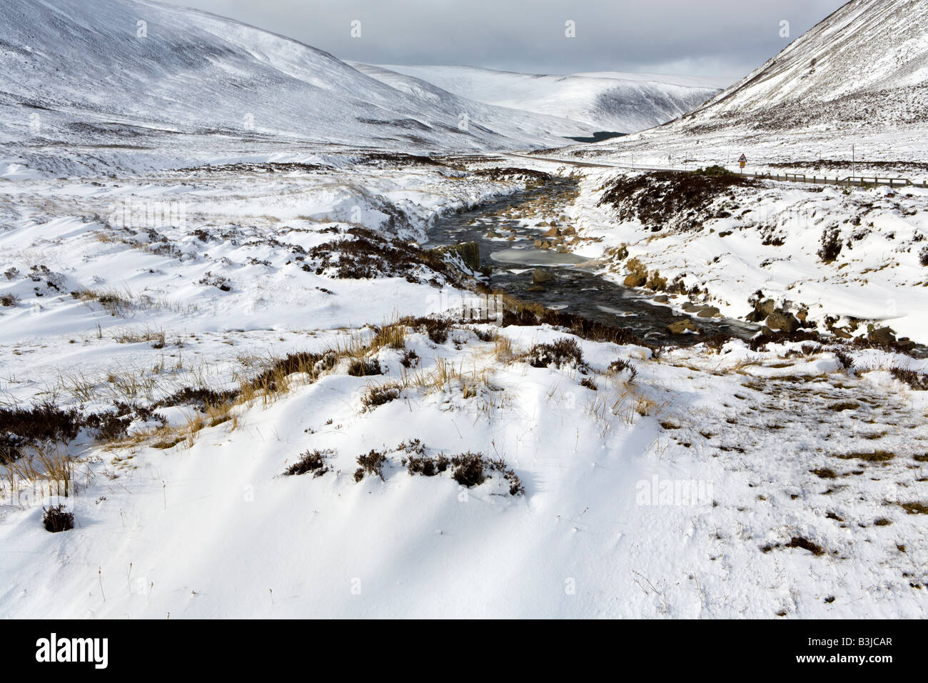 Schneewolken Absenken über Clunie Wasser in Glen Clunie, südlich von Braemar, Aberdeenshire, Schottland Stockfoto