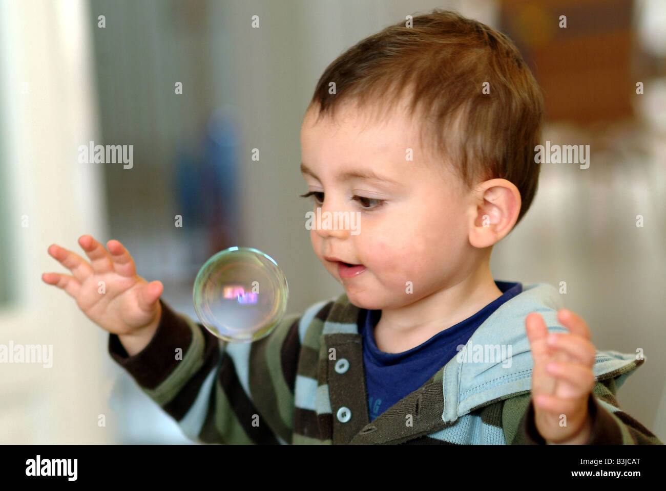 süsser Boy mit Bubbles spielen Stockfoto