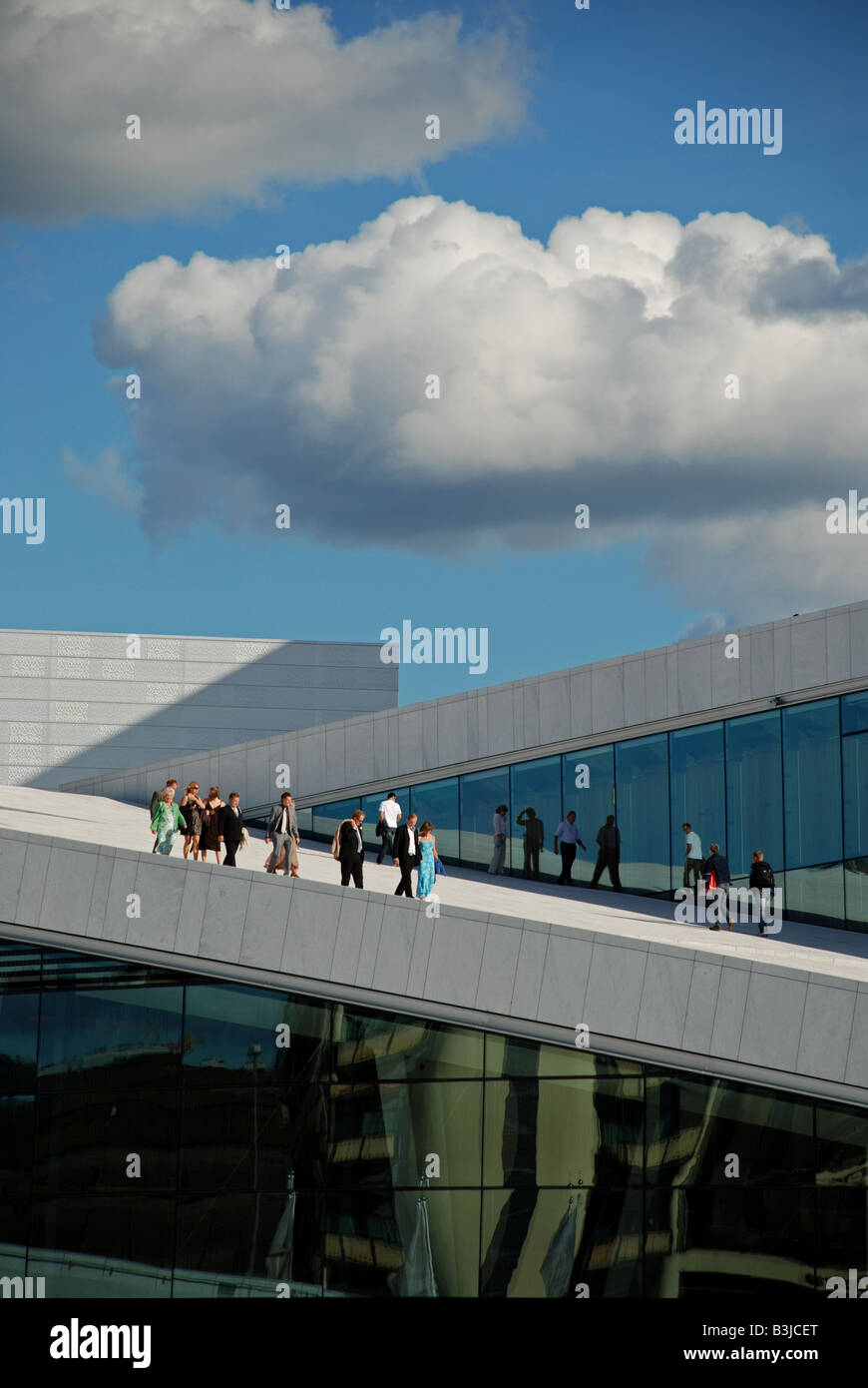 Menschen zu Fuß auf dem Dach des Opernhauses in Oslo, Norwegen. Stockfoto