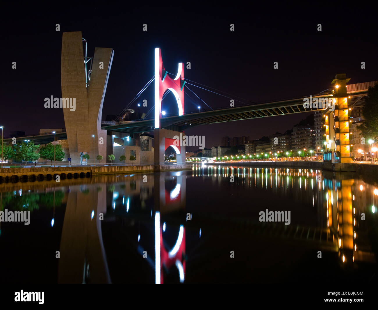 Bilbaos Puente De La Salve schimmert in der Nacht. Stockfoto