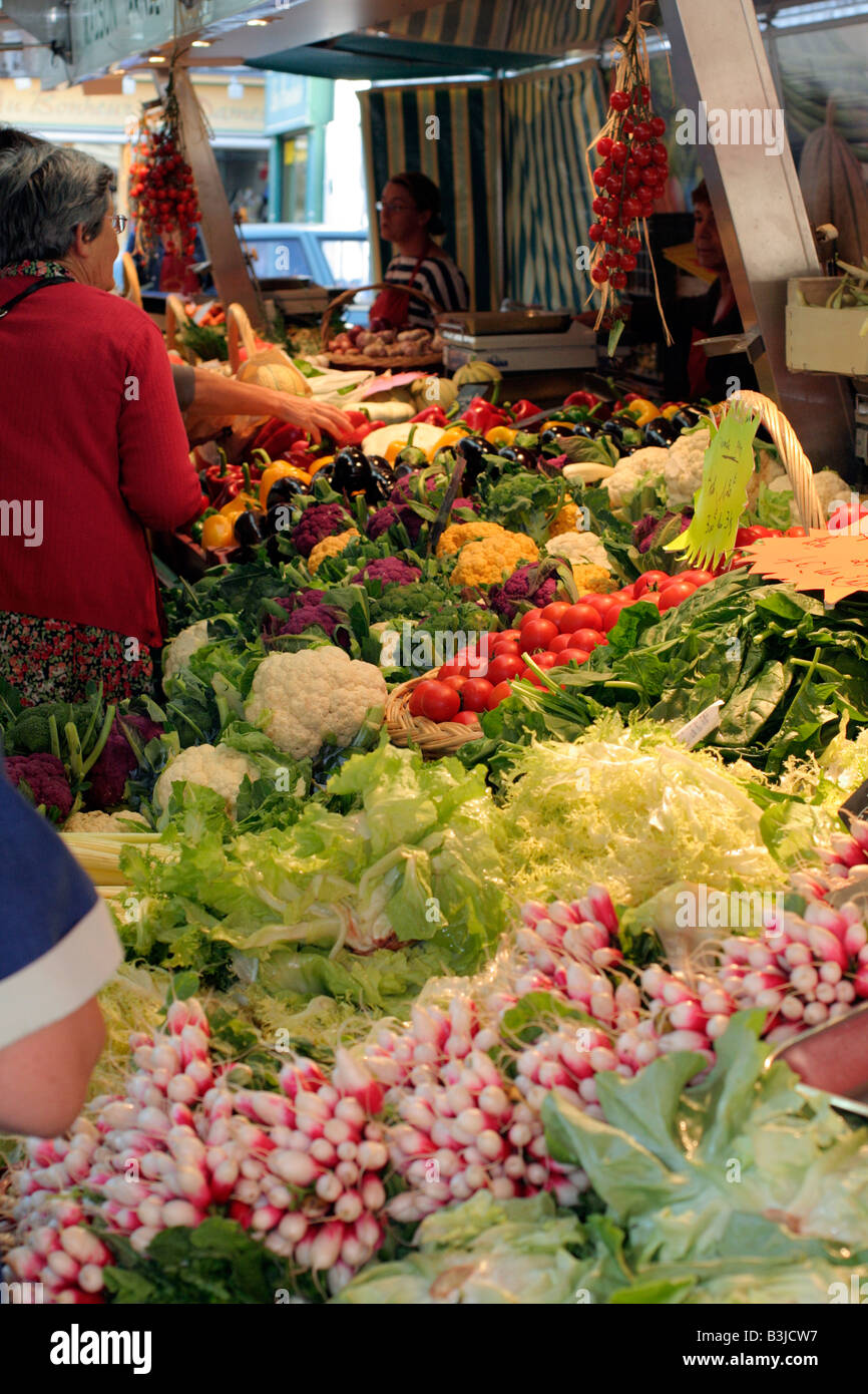 MARKT GEMÜSE STALL LOCHES INDRE ET LOIRE FRANKREICH Stockfoto