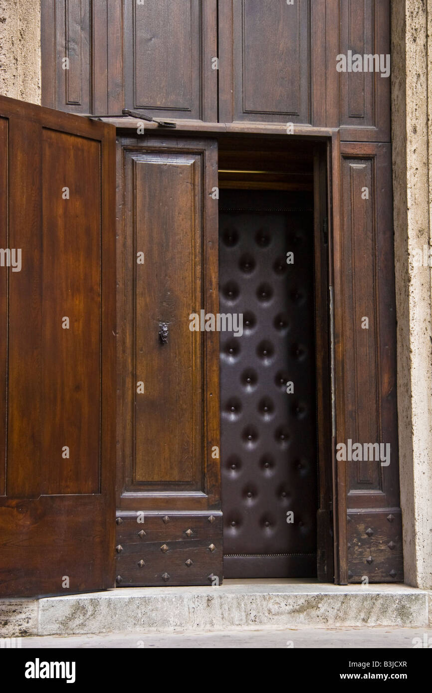 Tür, Haupteingang, Eingangstür, Haustür Hauseingang nach Hause Weg in, Eintrag offen enge braune Darck Kirche Todi Umbrien Italien Stockfoto