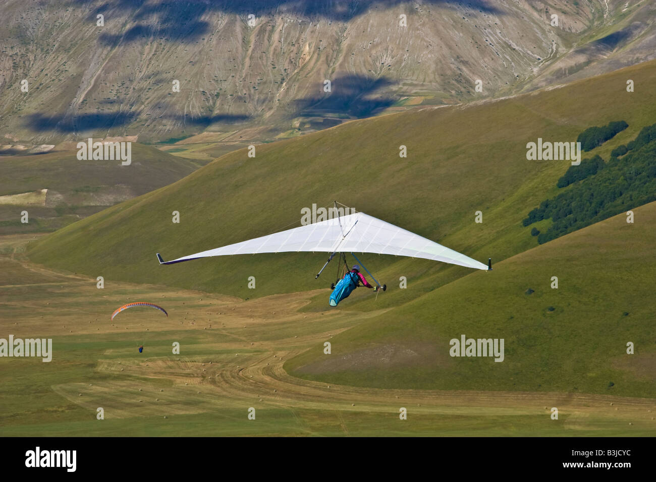 Drachenfliegen Gleitschirm Mann Frau weißen Sport extreme Monti Sibillini Umbrien Italien Marken fliegen Stockfoto